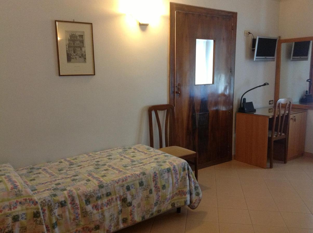 Hotel Castello Mesagne Ruang foto